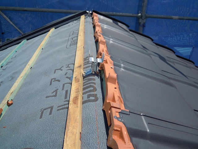 棟を取り付けるための金具